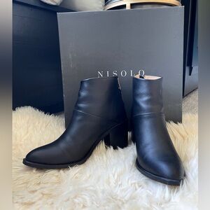 NEW Nisolo black leather ankle boots (orig $200)